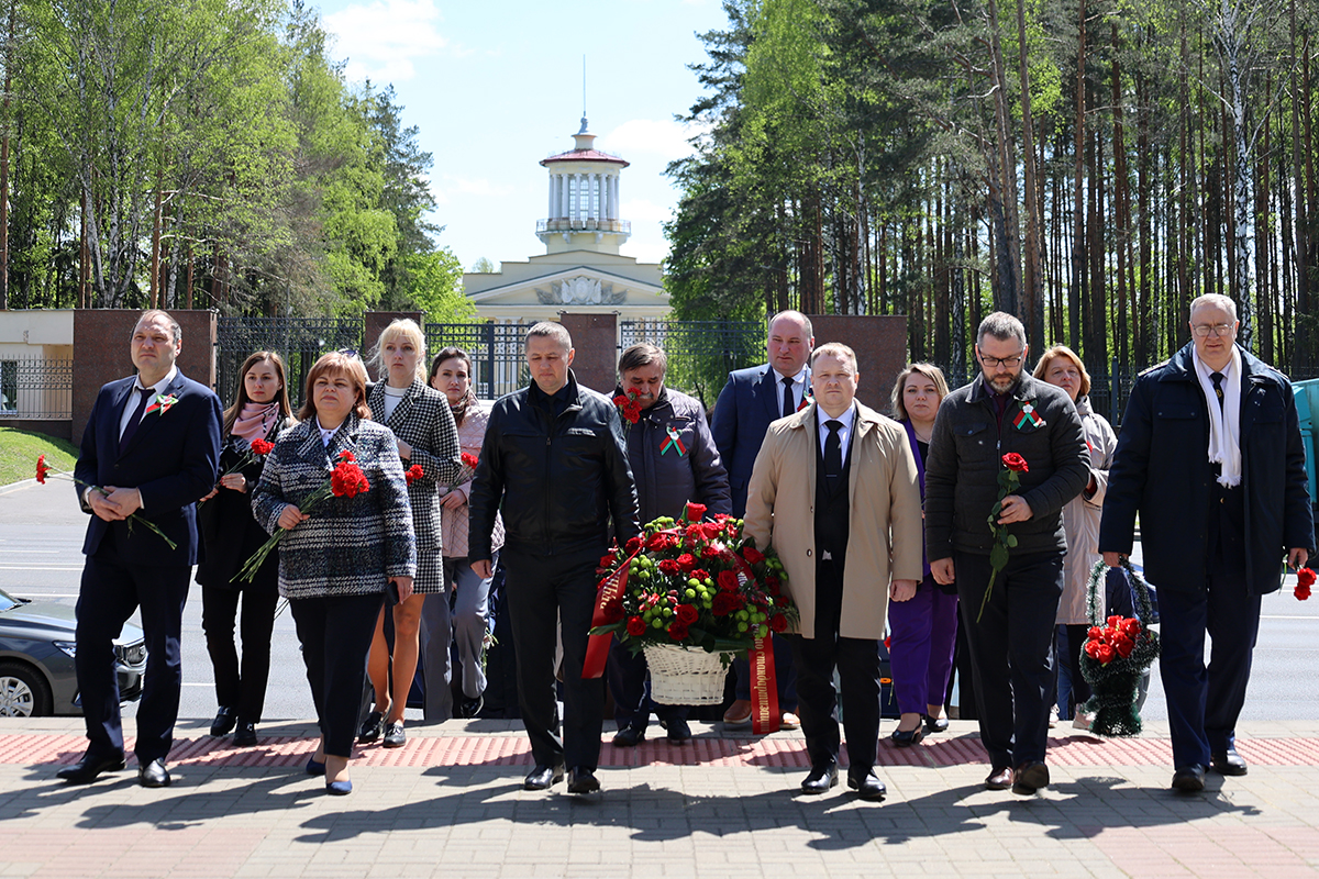 Председатель Госстандарта Елена Моргунова возложила цветы к Обелиску на 9-м км Московского шоссе в Уручье